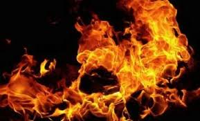 घर में आग लगने से एक ही परिवार के 4 लोगों की मौत घर में आग लगने से एक ही परिवार के 4 लोगों की मौत