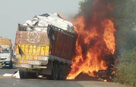 दो ट्रकों के बीच टक्कर के बाद लगी आग, चार लोगों की जलकर मौत दो ट्रकों के बीच टक्कर के बाद लगी आग, चार लोगों की जलकर मौत