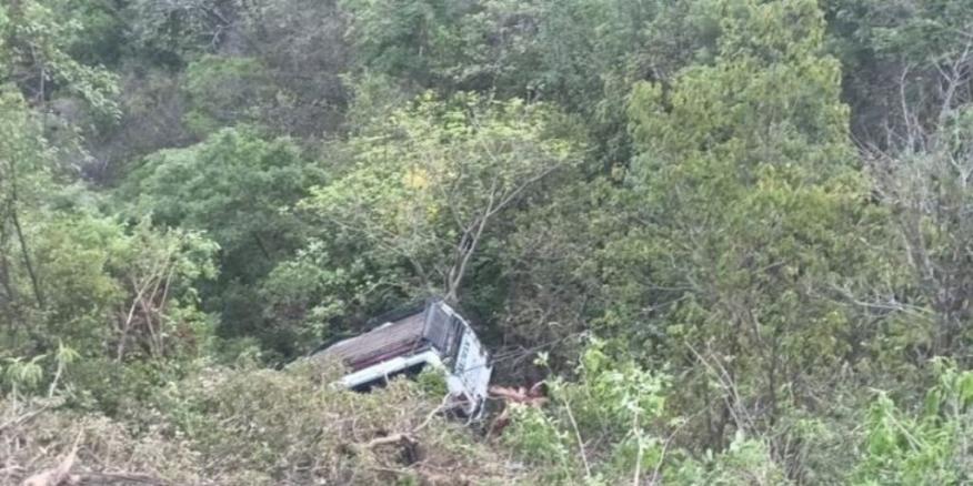 जम्मू संभाग में संदिग्ध आतंकवादियों की गोलीबारी के बीच तीर्थयात्रियों को ले जा रही एक बस गहरी खाई में गिर गई जम्मू संभाग में संदिग्ध आतंकवादियों की गोलीबारी के बीच तीर्थयात्रियों को ले जा रही एक बस गहरी खाई में गिर गई