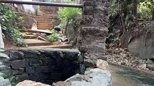 कुएं में गिरी तीन लड़कियां डूबीं कुएं में गिरी तीन लड़कियां डूबीं