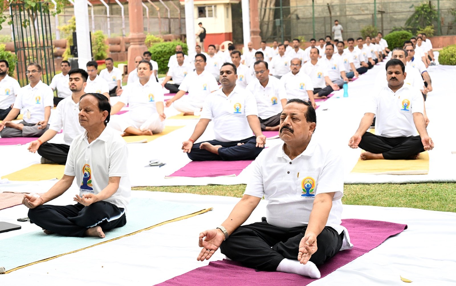 प्रधानमंत्री कार्यालय ने 10वां अंतर्राष्ट्रीय योग दिवस मनाया प्रधानमंत्री कार्यालय ने 10वां अंतर्राष्ट्रीय योग दिवस मनाया