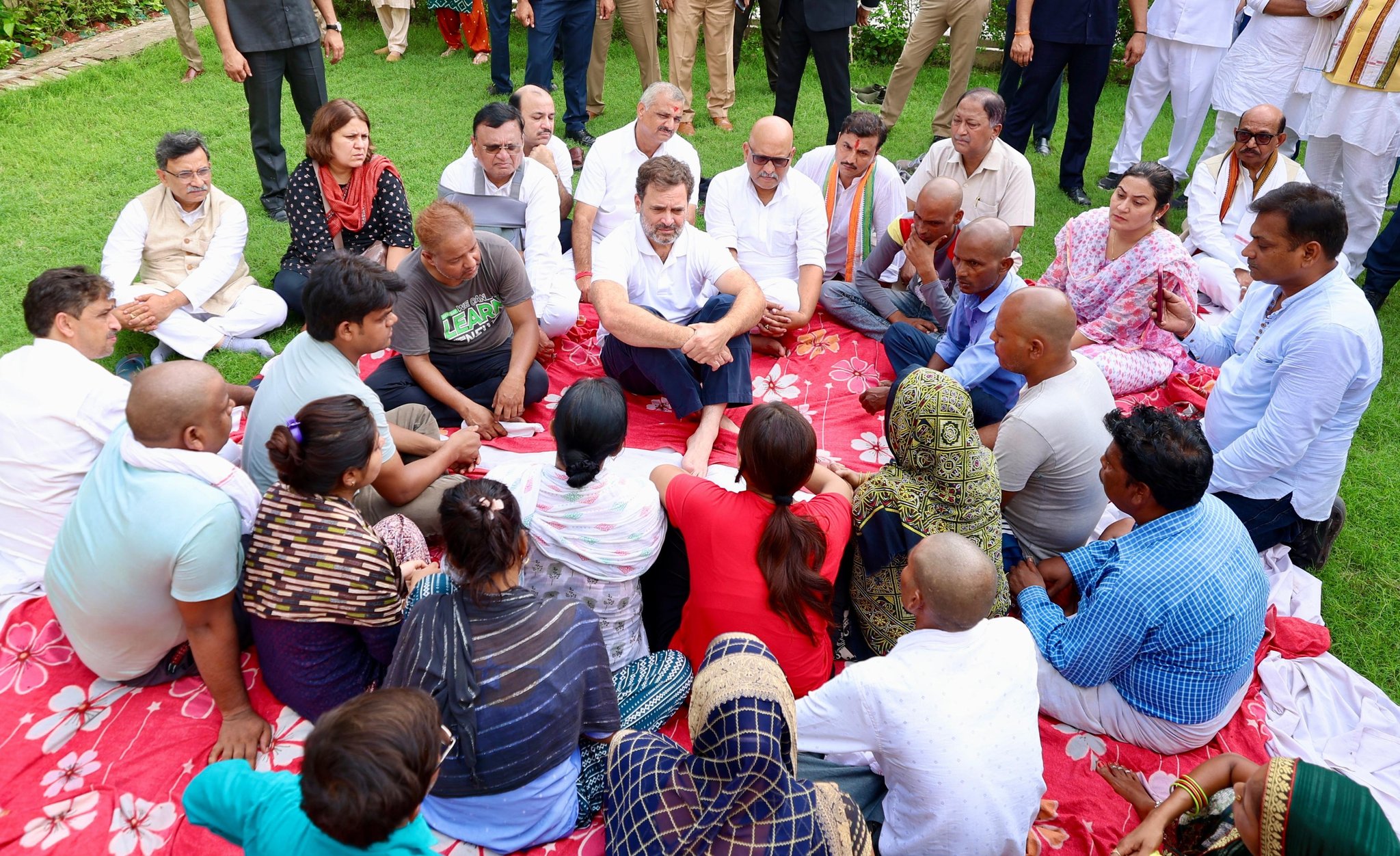 राहुल गांधी अलीगढ़ पहुंचे, हाथरस में भगदड़ में मारे गए लोगों के परिजन से की मुलाकात राहुल गांधी अलीगढ़ पहुंचे, हाथरस में भगदड़ में मारे गए लोगों के परिजन से की मुलाकात