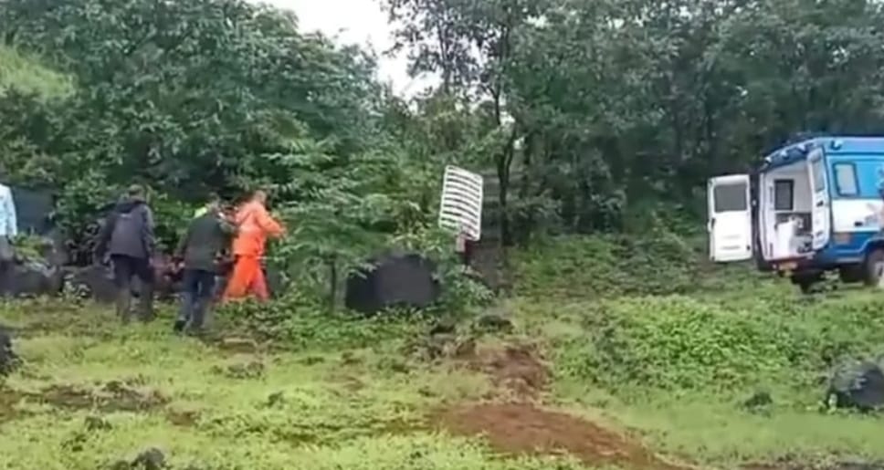 घाट पर दूध का टैंकर खाई में गिरा, पांच लोगों की जान गई घाट पर दूध का टैंकर खाई में गिरा, पांच लोगों की जान गई