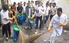 इंदौर में सफाई कर्मियों की छुट्टी के दौरान नेताओं और अफसरों ने उठाई झाड़ू इंदौर में सफाई कर्मियों की छुट्टी के दौरान नेताओं और अफसरों ने उठाई झाड़ू