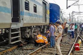 इंदौर-जबलपुर एक्सप्रेस के दो डिब्बे पटरी से उतरे, कोई यात्री घायल नहीं इंदौर-जबलपुर एक्सप्रेस के दो डिब्बे पटरी से उतरे, कोई यात्री घायल नहीं