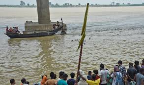 बारिश के पानी से भरे गड्ढे में डूबने से तीन बच्चों की मौत बारिश के पानी से भरे गड्ढे में डूबने से तीन बच्चों की मौत
