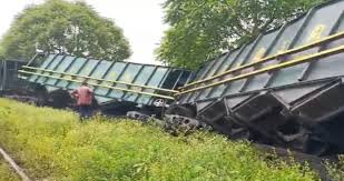 दो हिस्सों में बंट गई मालगाड़ी, तकनीकी कारण से हुई घटना दो हिस्सों में बंट गई मालगाड़ी, तकनीकी कारण से हुई घटना