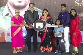 चेन्नई स्थित कंपनी ने कर्मचारियों को 28 कारें, 29 बाइक उपहार में दीं चेन्नई स्थित कंपनी ने कर्मचारियों को 28 कारें, 29 बाइक उपहार में दीं