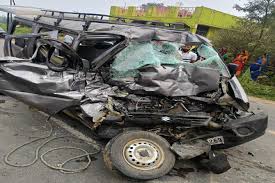 ट्रक की टक्कर लगने से कार सवार तीन युवकों की मौत ट्रक की टक्कर लगने से कार सवार तीन युवकों की मौत