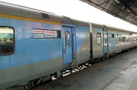 शताब्दी एक्सप्रेस पर पथराव किया गया शताब्दी एक्सप्रेस पर पथराव किया गया