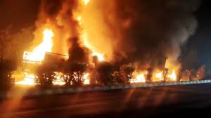 हादसे में ट्रक चालक जिंदा जला हादसे में ट्रक चालक जिंदा जला