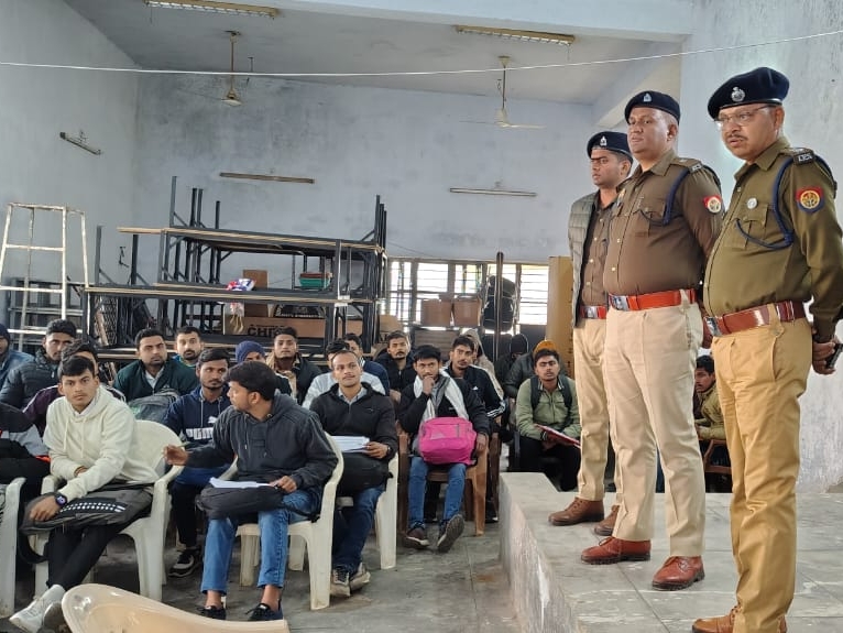 फर्जी प्रवेश पत्र इस्तेमाल कर परीक्षा देने की कोशिश करने वाली महिला अभ्यर्थी गिरफ्तार फर्जी प्रवेश पत्र इस्तेमाल कर परीक्षा देने की कोशिश करने वाली महिला अभ्यर्थी गिरफ्तार