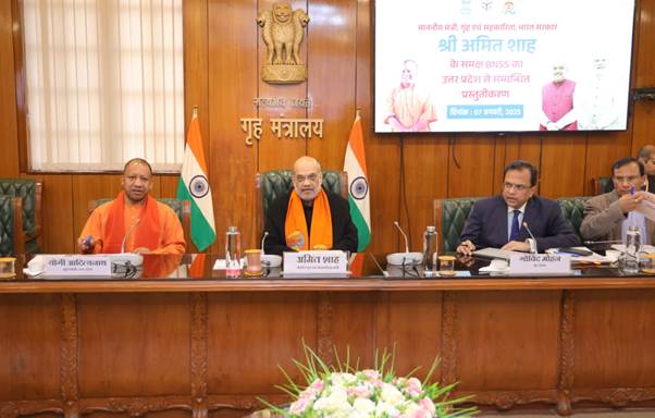 केन्द्रीय गृह मंत्री अमित शाह ने उत्तर प्रदेश में तीन नए आपराधिक कानूनों के कार्यान्वयन पर समीक्षा बैठक की केन्द्रीय गृह मंत्री अमित शाह ने उत्तर प्रदेश में तीन नए आपराधिक कानूनों के कार्यान्वयन पर समीक्षा बैठक की