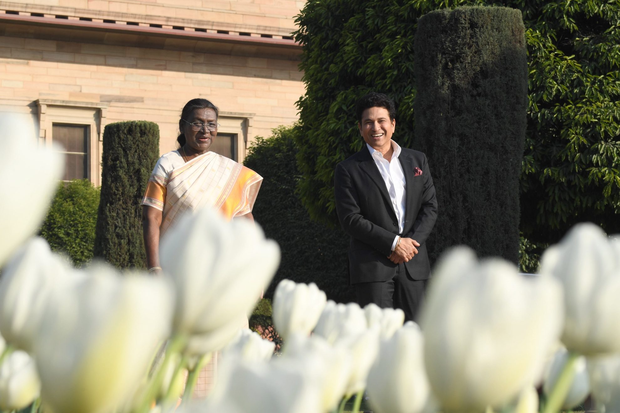 राष्ट्रपति द्रौपदी मुर्मु की गर्मजोशी और आतिथ्य ने मेरे राष्ट्रपति भवन दौरे को खास बना दिया: सचिन तेंदुलकर राष्ट्रपति द्रौपदी मुर्मु की गर्मजोशी और आतिथ्य ने मेरे राष्ट्रपति भवन दौरे को खास बना दिया: सचिन तेंदुलकर