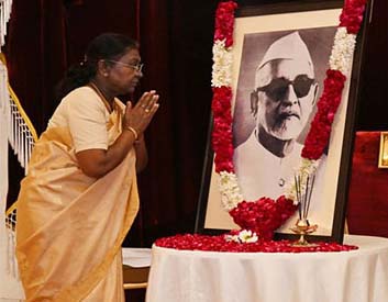 राष्ट्रपति द्रौपदी मुर्मु ने देश के पूर्व राष्ट्रपति डॉ. जाकिर हुसैन को दी श्रद्धांजलि राष्ट्रपति द्रौपदी मुर्मु ने देश के पूर्व राष्ट्रपति डॉ. जाकिर हुसैन को दी श्रद्धांजलि