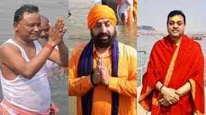 महाकुंभ में ओड़िशा के मुख्यमंत्री समेत कई नेताओं ने संगम में किया स्नान महाकुंभ में ओड़िशा के मुख्यमंत्री समेत कई नेताओं ने संगम में किया स्नान