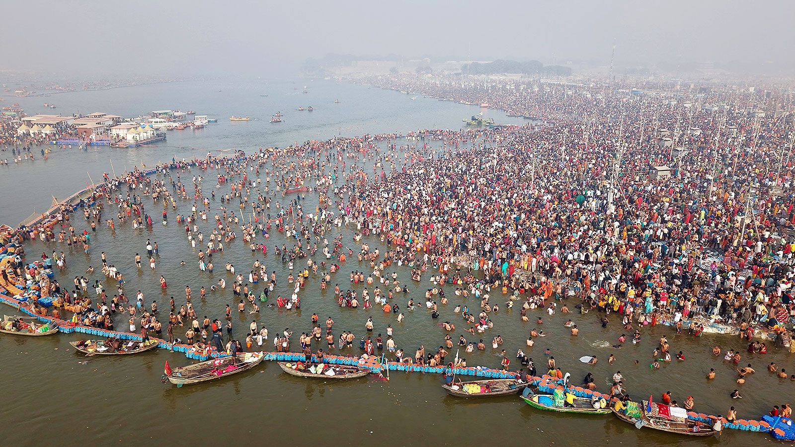 महाकुंभ 2025 : आखिरी दिन यूपी पुलिस ने सख्त की सुरक्षा व्यवस्था, नावों से गश्त जारी महाकुंभ 2025 : आखिरी दिन यूपी पुलिस ने सख्त की सुरक्षा व्यवस्था, नावों से गश्त जारी