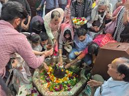 महाशिवरात्रि के अवसर पर शिवमय हुई कान्हा की नगरी महाशिवरात्रि के अवसर पर शिवमय हुई कान्हा की नगरी