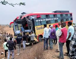 बस और कार की टक्कर में पांच लोगों की मौत बस और कार की टक्कर में पांच लोगों की मौत