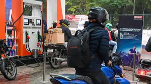 और अब यहां, 'हेलमेट नहीं, तो पेट्रोल नहीं" का आदेश और अब यहां, 'हेलमेट नहीं, तो पेट्रोल नहीं" का आदेश