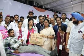 दिल्ली की मुख्यमंत्री और मंत्रियों ने प्रधानमंत्री मोदी के जन्मदिन के मौके पर रक्तदान किया दिल्ली की मुख्यमंत्री और मंत्रियों ने प्रधानमंत्री मोदी के जन्मदिन के मौके पर रक्तदान किया