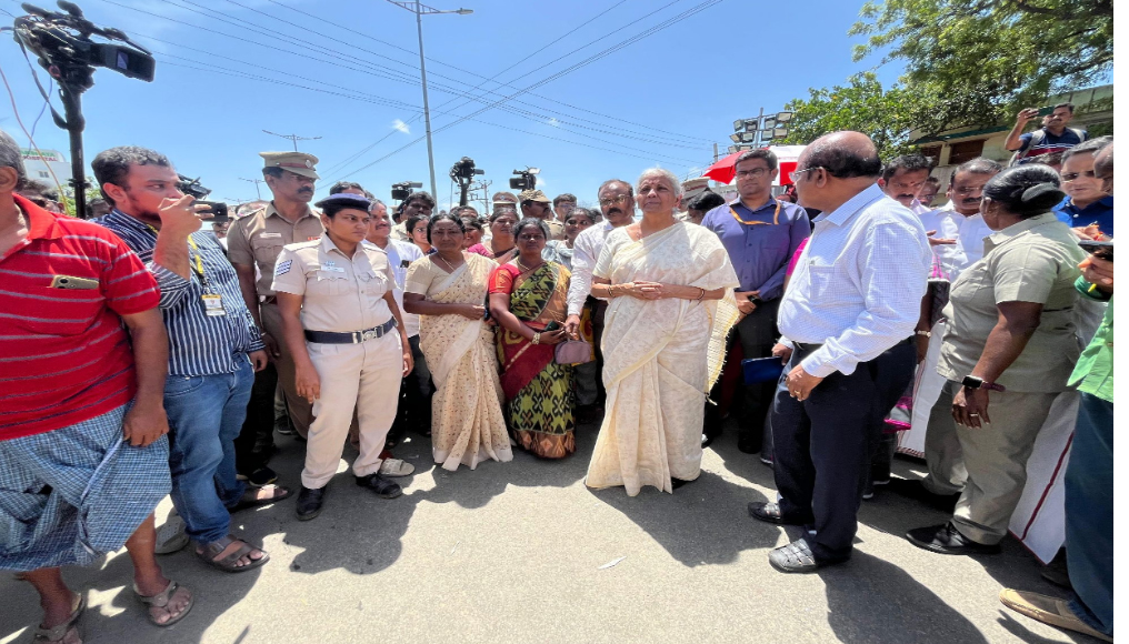 करूर भदगड़ : निर्मला सीतारमण ने घटनास्थल का दौरा किया, हादसे की जानकारी ली करूर भदगड़ : निर्मला सीतारमण ने घटनास्थल का दौरा किया, हादसे की जानकारी ली