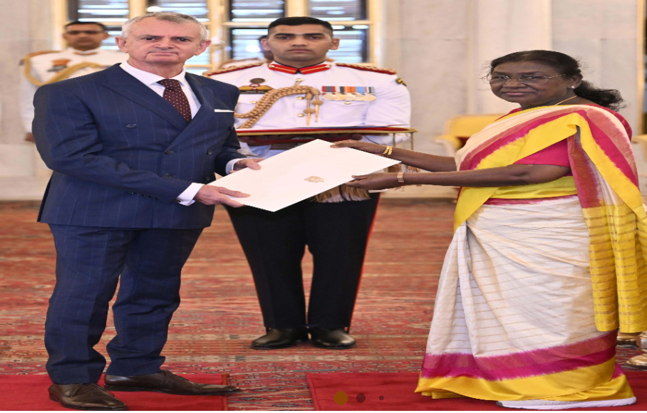 राष्ट्रपति द्रौपदी मुर्मु ने चार देशों के राजदूतों से स्वीकार किए परिचय पत्र राष्ट्रपति द्रौपदी मुर्मु ने चार देशों के राजदूतों से स्वीकार किए परिचय पत्र