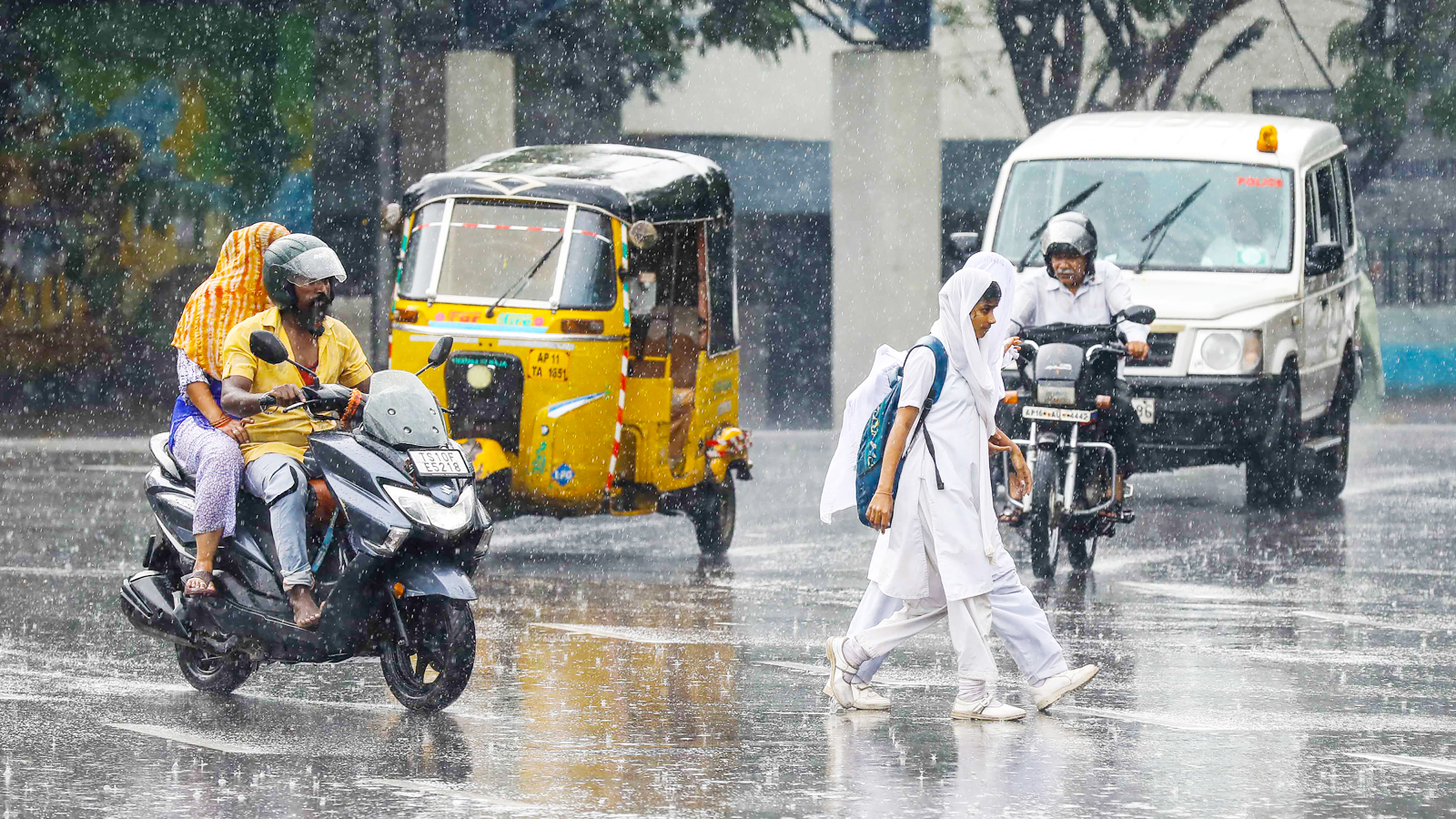चक्रवात मोंथा : दक्षिण मध्य रेलवे ने रद्द की 72 ट्रेनें चक्रवात मोंथा : दक्षिण मध्य रेलवे ने रद्द की 72 ट्रेनें