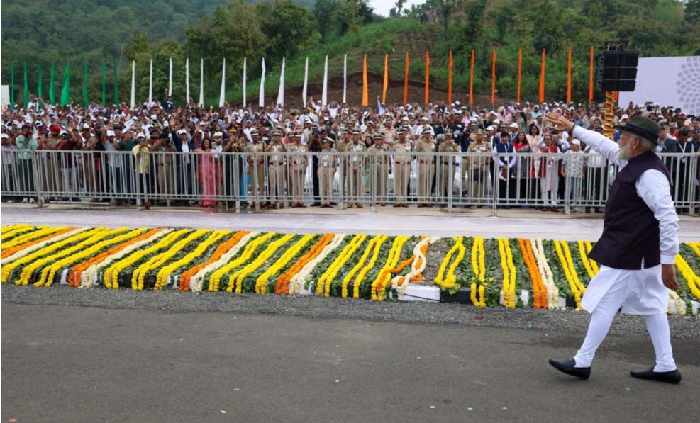 राष्ट्रीय एकता दिवस: परेड मार्ग पर पीएम मोदी का पैदल सफर, लोगों का किया अभिवादन राष्ट्रीय एकता दिवस: परेड मार्ग पर पीएम मोदी का पैदल सफर, लोगों का किया अभिवादन
