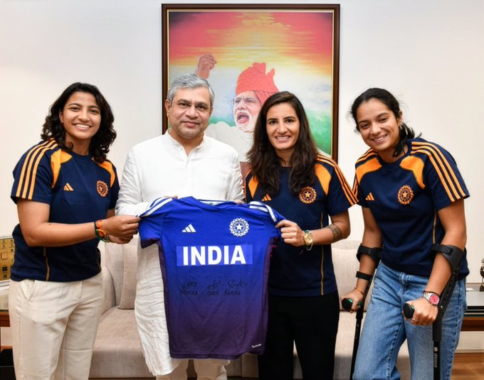 महिला क्रिकेट विश्व कप चैंपियन प्रतीका, रेणुका और स्नेहा ने रेल मंत्री से की मुलाकात महिला क्रिकेट विश्व कप चैंपियन प्रतीका, रेणुका और स्नेहा ने रेल मंत्री से की मुलाकात