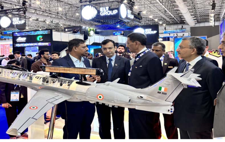 दुबई एयर शो: इंडिया पवेलियन में भारत की शक्ति दर्शाती ब्रह्मोस मिसाइल दुबई एयर शो: इंडिया पवेलियन में भारत की शक्ति दर्शाती ब्रह्मोस मिसाइल