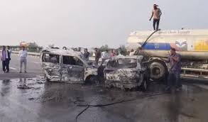 खड़ी कार में पीछे से दूसरी कार ने टक्कर मारी, पांच की मौत, चार घायल खड़ी कार में पीछे से दूसरी कार ने टक्कर मारी, पांच की मौत, चार घायल