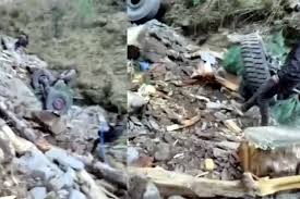 सैनिकों को आतंकवाद विरोधी अभियान के लिए ले जा रहा वाहन खाई में गिरा, 10 की मौत सैनिकों को आतंकवाद विरोधी अभियान के लिए ले जा रहा वाहन खाई में गिरा, 10 की मौत