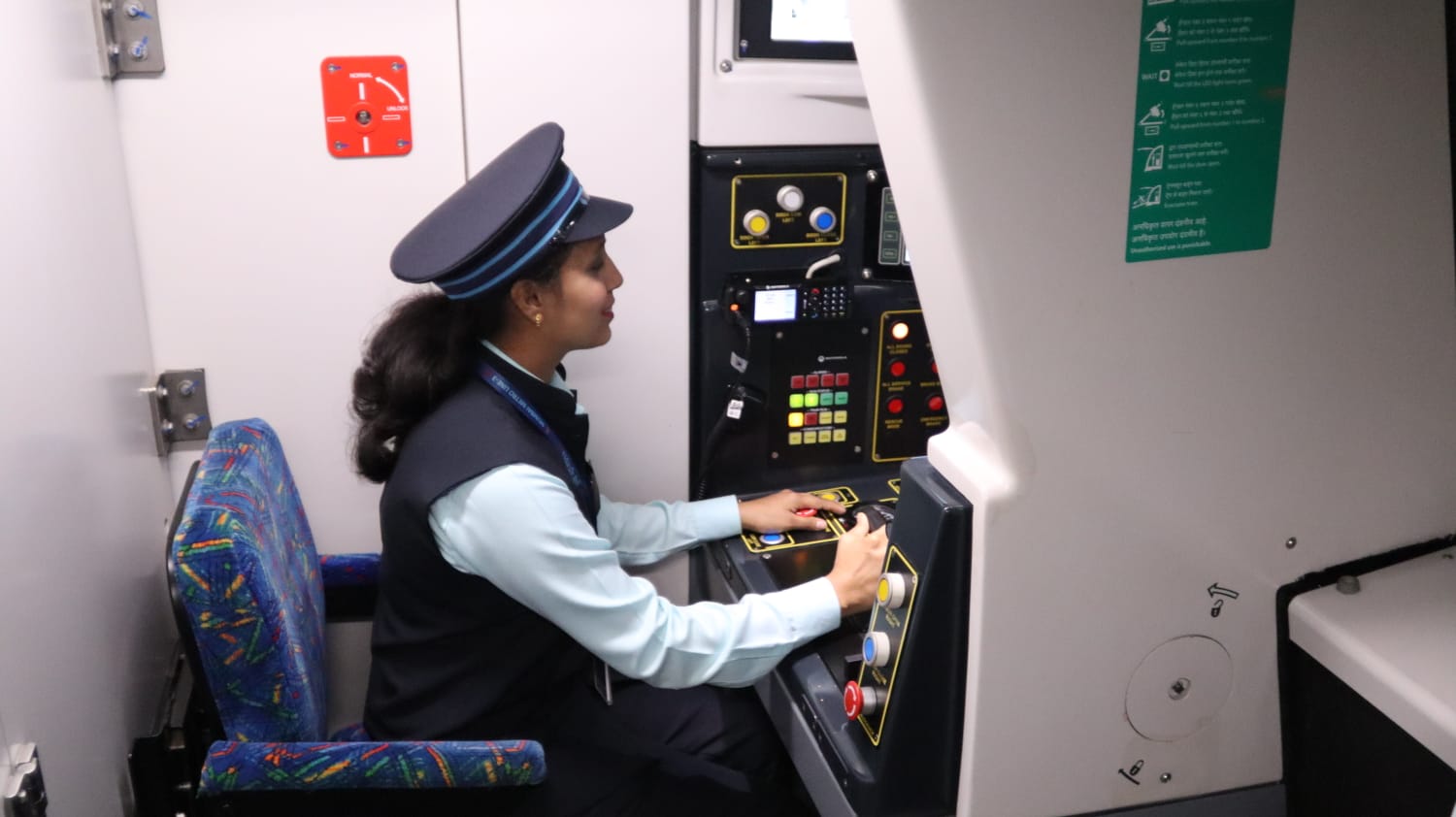 अंतरराष्ट्रीय महिला दिवस पर महिला कर्मियों ने एक्वा लाइन के रूट पर दौड़ाई मेट्रो अंतरराष्ट्रीय महिला दिवस पर महिला कर्मियों ने एक्वा लाइन के रूट पर दौड़ाई मेट्रो