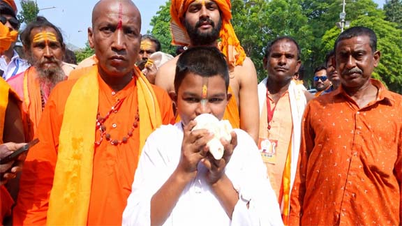 कोलकाता के ब्रिगेड परेड ग्राउंड में शंखनाद से गूंजा माहौल, साधु-संत बोले- ‘बंगाल में आया राम राज्य’ कोलकाता के ब्रिगेड परेड ग्राउंड में शंखनाद से गूंजा माहौल, साधु-संत बोले- ‘बंगाल में आया राम राज्य’