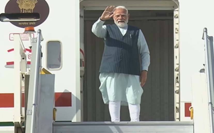 पीएम मोदी यूएई रवाना, राष्ट्रपति शेख मोहम्मद बिन जायद से होगी अहम मुलाकात पीएम मोदी यूएई रवाना, राष्ट्रपति शेख मोहम्मद बिन जायद से होगी अहम मुलाकात