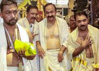 केरल के मुख्यमंत्री ने गुरुवायूर मंदिर में पूजा-अर्चना की केरल के मुख्यमंत्री ने गुरुवायूर मंदिर में पूजा-अर्चना की