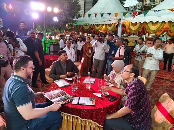 ब्रिक्स बैठक : इंदौर की चाट-चौपाटी पहुंचे विदेशी प्रतिनिधि, पारंपरिक व्यंजनों का लुत्फ उठाया ब्रिक्स बैठक : इंदौर की चाट-चौपाटी पहुंचे विदेशी प्रतिनिधि, पारंपरिक व्यंजनों का लुत्फ उठाया