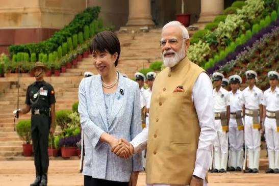 जापान की प्रधानमंत्री का राष्ट्रपति भवन में औपचारिक स्वागत किया गया जापान की प्रधानमंत्री का राष्ट्रपति भवन में औपचारिक स्वागत किया गया
