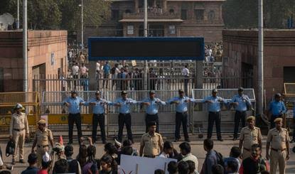 कॉजपा का प्रदर्शन: दिल्ली मेट्रो के 16 स्टेशन 'सुरक्षा कारणों' से बंद कॉजपा का प्रदर्शन: दिल्ली मेट्रो के 16 स्टेशन 'सुरक्षा कारणों' से बंद