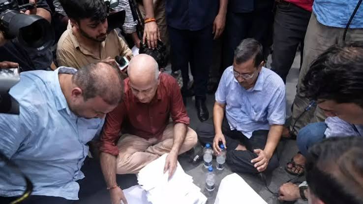 पुलिस ने ई-20 पेट्रोल के मुद्दे पर प्रधानमंत्री आवास की ओर मार्च कर रहे केजरीवाल और अन्य को रोका पुलिस ने ई-20 पेट्रोल के मुद्दे पर प्रधानमंत्री आवास की ओर मार्च कर रहे केजरीवाल और अन्य को रोका