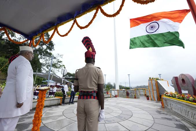 उपराष्ट्रपति राधाकृष्णन ने अंडमान में 'हर घर तिरंगा' अभियान की शुरुआत की उपराष्ट्रपति राधाकृष्णन ने अंडमान में 'हर घर तिरंगा' अभियान की शुरुआत की