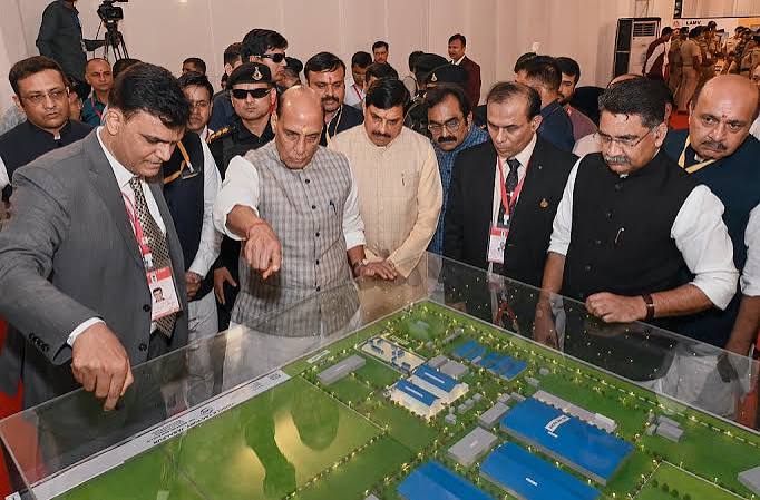 राजनाथ सिंह ने जबलपुर में युद्धक टैंक की मरम्मत से संबंधित परियोजना की आधारशिला रखी राजनाथ सिंह ने जबलपुर में युद्धक टैंक की मरम्मत से संबंधित परियोजना की आधारशिला रखी