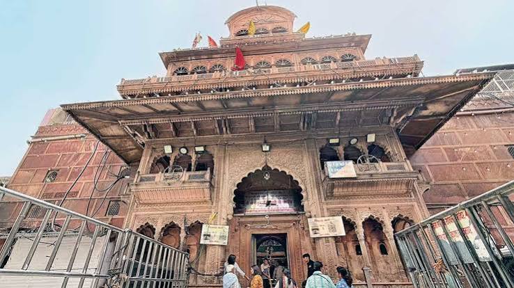 बांकेबिहारी मंदिर में वर्ष में एक बार होने वाली मध्यरात्रि मंगला आरती का पहली बार सीधा प्रसारण होगा बांकेबिहारी मंदिर में वर्ष में एक बार होने वाली मध्यरात्रि मंगला आरती का पहली बार सीधा प्रसारण होगा