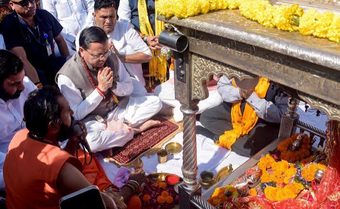प्रधानमंत्री मोदी के निर्वाचित प्रतिनिधि के रूप में 25 साल पूरे होने पर धामी ने किया गंगा पूजन प्रधानमंत्री मोदी के निर्वाचित प्रतिनिधि के रूप में 25 साल पूरे होने पर धामी ने किया गंगा पूजन