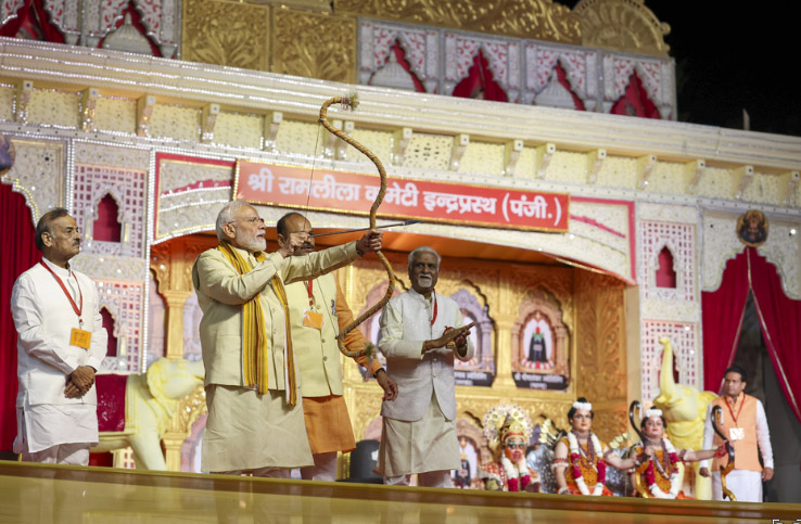 दशहरा उत्सव का आनंद लेने के लिए रामलीला मैदानों में उमड़े लोग दशहरा उत्सव का आनंद लेने के लिए रामलीला मैदानों में उमड़े लोग