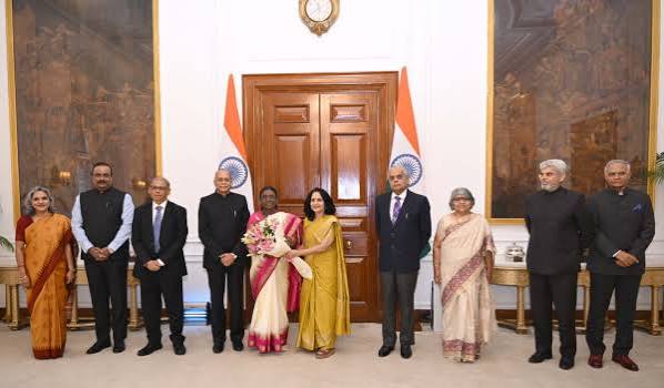 यूपीएससी प्रमुख और सदस्यों ने राष्ट्रपति मुर्मू से मुलाकात की यूपीएससी प्रमुख और सदस्यों ने राष्ट्रपति मुर्मू से मुलाकात की