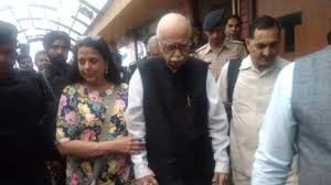 जेटली की हालत नाजुक; हाल जानने एम्स पहुंचे आडवाणी