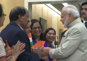 पीएम मोदी पहुंचे फ्रांस, भारतीयों ने किया स्वागत