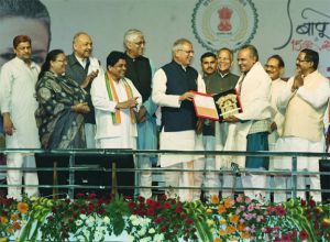 मुख्यमंत्री ने 11 विभूतियों और संस्थाओं को राज्य अलंकरण से किया सम्मानित 